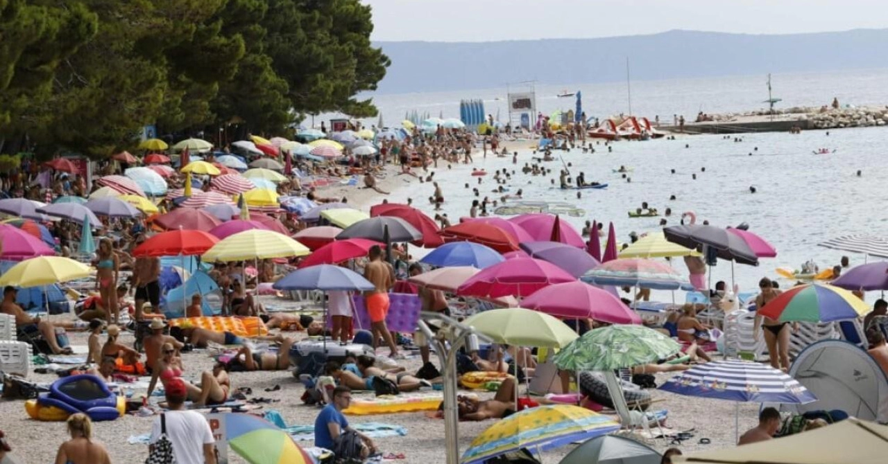 Mostarac je umro na plaži kod Baške Vode, tijelo ostavili da satima leži ispod suncobrana: ‘Mučno je bilo gledati‘